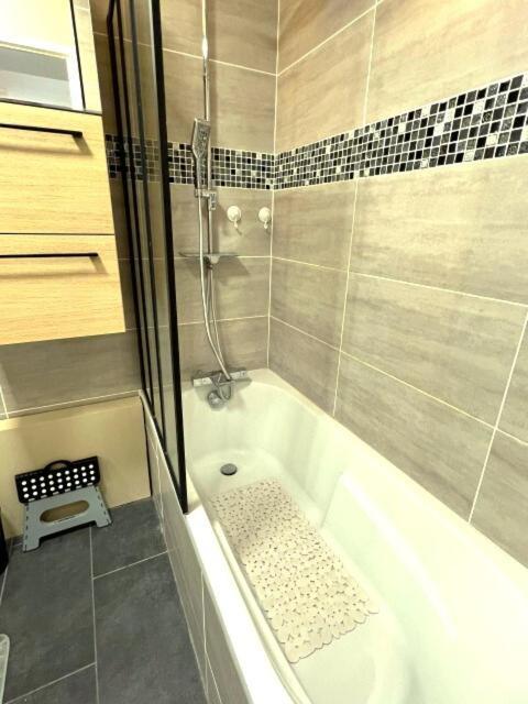 Appartement Familial Pour 6 Adultes Et 5 Enfants A 10 Min De Disney رومافييي المظهر الخارجي الصورة